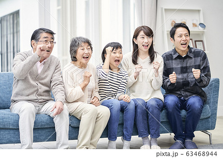 テレビ観戦　家族 63468944