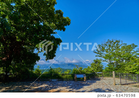 東京八王子市の新緑の高尾山頂の大見晴園地から南西側方面(富士山など) 63470598