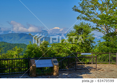 東京八王子市の新緑の高尾山頂から南西側の景色(富士山方面)と山名板 63470599