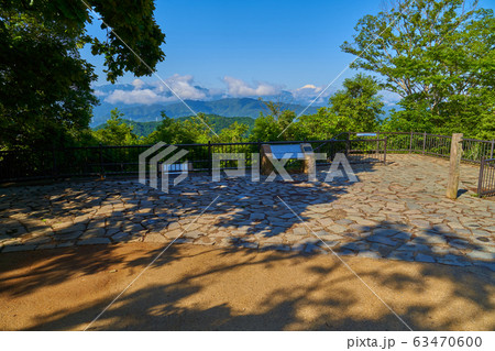 東京八王子市の新緑の高尾山頂の大見晴園地から南西側方面(富士山など) 63470600