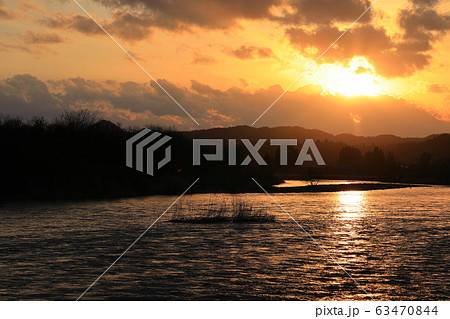 川と夕焼け空 美しい自然風景 背景素材の写真素材