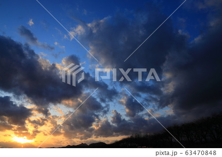 川と夕焼け空 美しい自然風景 背景素材の写真素材