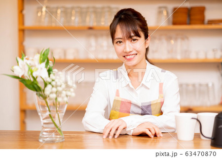 エプロン姿の女性 63470870