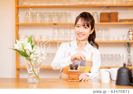 エプロン姿の女性 63470871