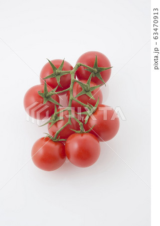 枝付きトマト水滴なしうぶげあり俯瞰 63470913