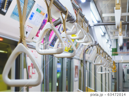 電車の吊り革 / 感染症のイメージ 電車の吊り革 / 感染症のイメージ 63472014