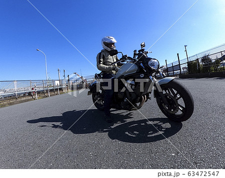 アメリカンバイクに乗ったライダー 63472547