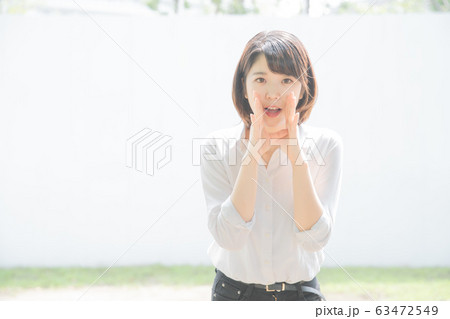 声援を送る若い女性 声援を送る若い女性 63472549