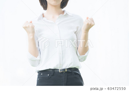 ガッツポーズをする若い女性 ガッツポーズをする若い女性 63472550