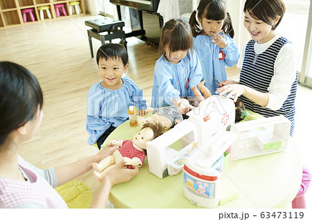 幼稚園　子供　お医者さんごっこ 63473119
