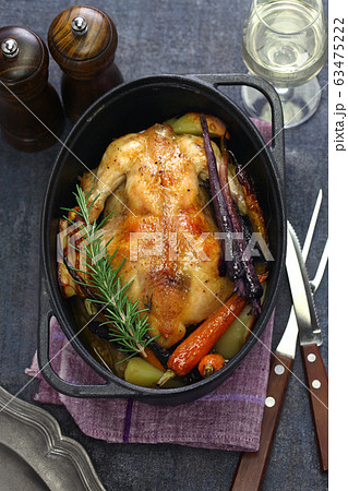 ダッチオーブンでローストチキンの写真素材
