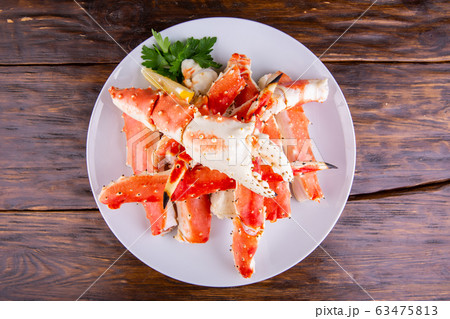 Crab Far Eastern, served to beer with lemon and greens Crab Far Eastern, served to beer with lemon and greens 63475813