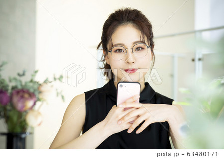 女性 スマートフォン 女性 スマートフォン 63480171