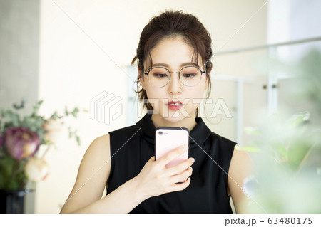 女性 スマートフォン 女性 スマートフォン 63480175