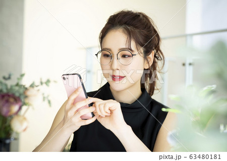 女性 スマートフォン 女性 スマートフォン 63480181