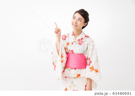 浴衣を着た女性 浴衣を着た女性 63480691
