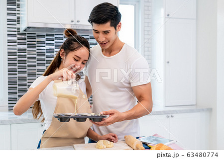 Happy Asian couples cooking and baking cake 63480774