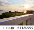 湖と夕日 63480995