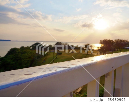 湖と夕日 63480995