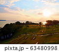 夕日と湖 63480998