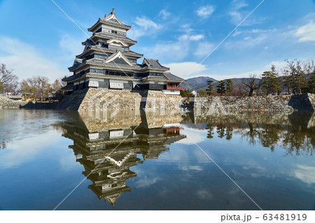 水鏡の松本城 63481919