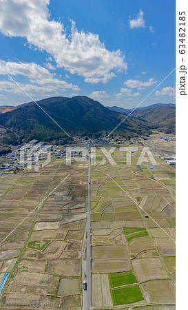京都　亀岡　田舎　ドローン　空撮　パノラマ　田んぼ　空撮　一本道　広告　素材　春　天気　 63482185