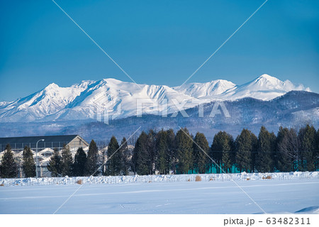 【北海道】冬の大雪山連峰　旭川市からの眺め 63482311