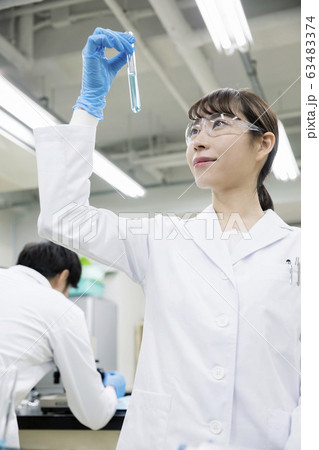 研究　開発　実験イメージ 63483374