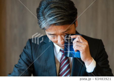 ミドルエイジの男性のポートレート　泣く 63483921