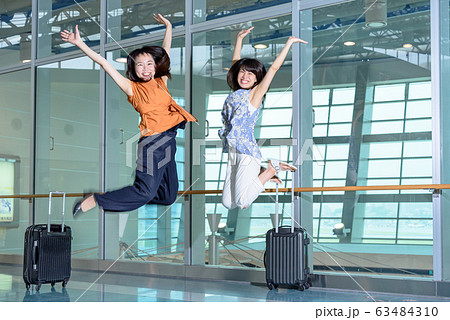 無事帰国した喜ぶ女子　旅行イメージ 63484310