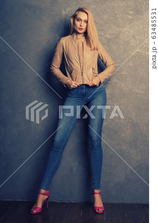 Fashion autumn girl. Beautiful glamour stylish Fashion autumn girl. Beautiful glamour stylish 63485531