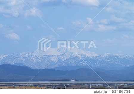 霊峰白山と手取川／北陸新幹線工事／石川県白山市／手取川河口 63486751