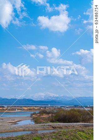 霊峰白山と手取川／北陸新幹線工事／石川県白山市／手取川河口 63486754