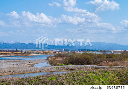 霊峰白山と手取川／北陸新幹線工事／石川県白山市／手取川河口 63486756