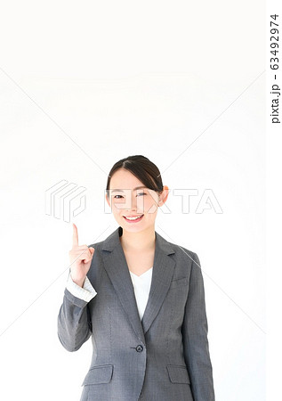 人差し指を出すビジネスウーマンのイメージ 人差し指を出すビジネスウーマンのイメージ 63492974