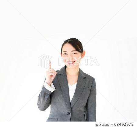 人差し指を出すビジネスウーマンのイメージ 63492975