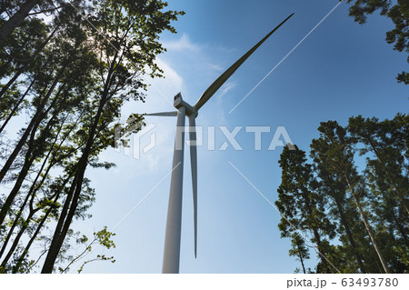 山の頂上付近森の中に設置された風力発電用大型風車 山の頂上付近森の中に設置された風力発電用大型風車 63493780