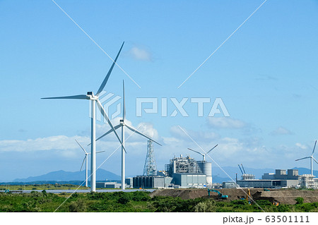 風力発電のある工場地帯 63501111