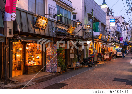 《東京都》夕暮れの谷中銀座商店街 63501331