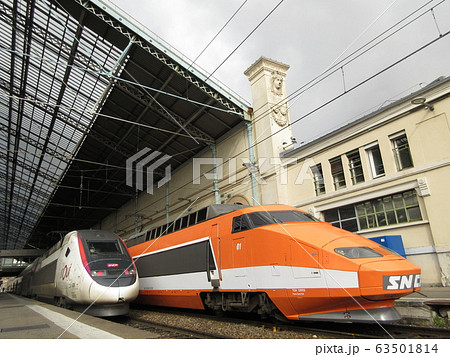 リヨン・ペラーシュ駅で並ぶ初代TGVとTGV inOui リヨン・ペラーシュ駅で並ぶ初代TGVとTGV inOui 63501814