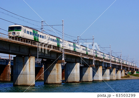 相模川を渡る185系・15両編成の踊り子 63503299