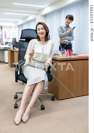 オフィスの女性上司と新入社員 オフィスの女性上司と新入社員 63503991