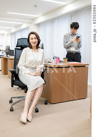 オフィスの女性上司と新入社員 63503993