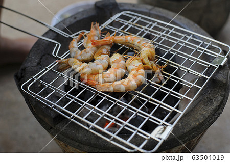 Grilled shrimps on the flaming grill Prepare 63504019