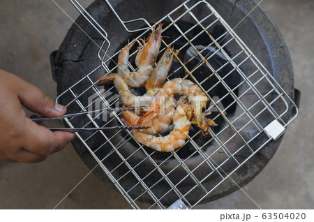 Grilled shrimps on the flaming grill Prepare 63504020
