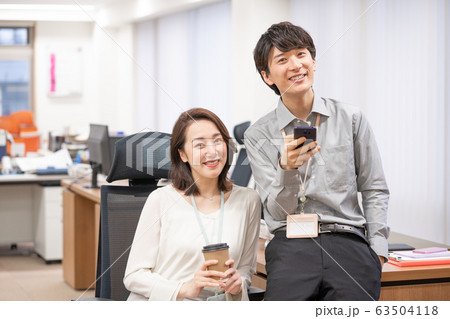 オフィスの女性上司と若い男性社員のポートレート 63504118