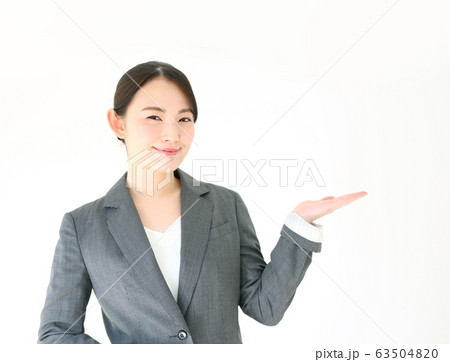 誘導するビジネスウーマンのイメージ 63504820