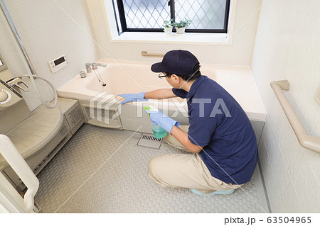 浴室の清掃をするハウスクリーニングの男性作業員 63504965