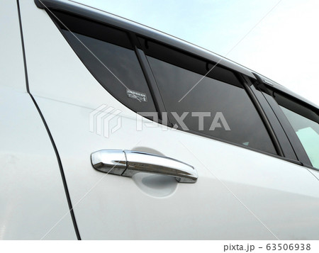 メッキのドアハンドル 63506938