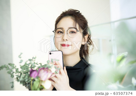 女性 スマートフォン 女性 スマートフォン 63507374